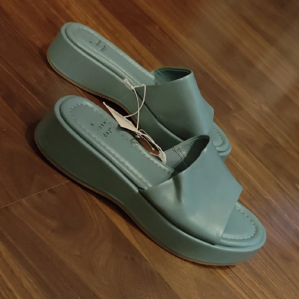 BWT a new day Platform Sandals